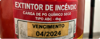 Evidência demonstrativa: etiqueta do extintor com vencimento em abril de 2024.